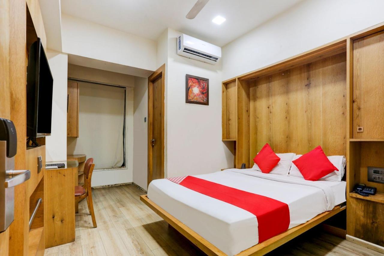 Oyo 81549 Hotel Elegance Nx Bombay Esterno foto
