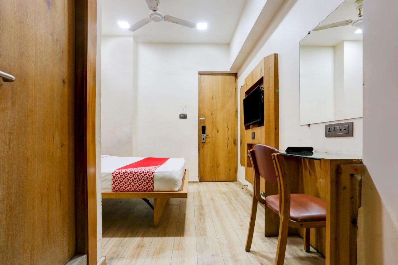 Oyo 81549 Hotel Elegance Nx Bombay Esterno foto